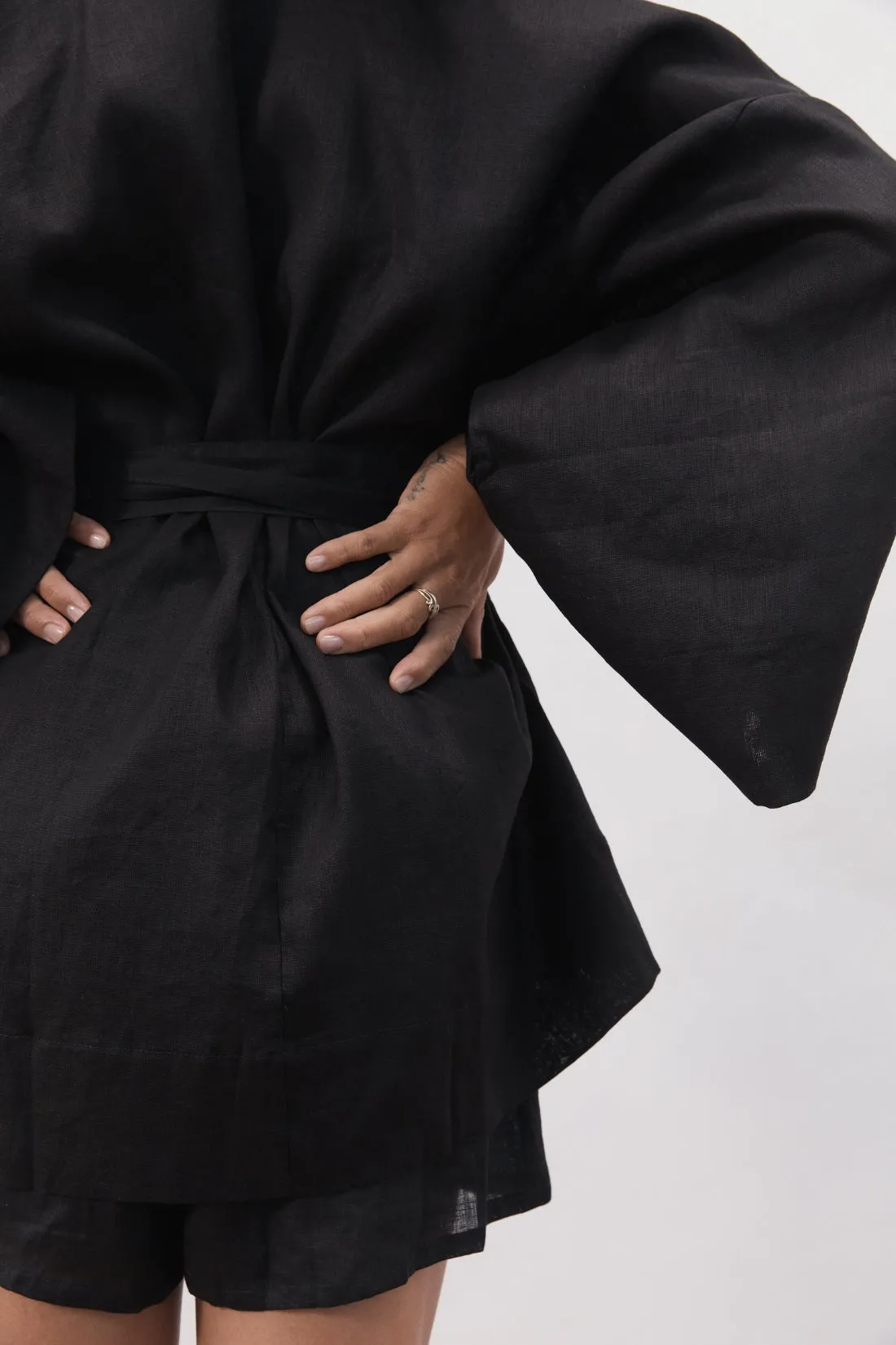 Anya Linen Kimono Black