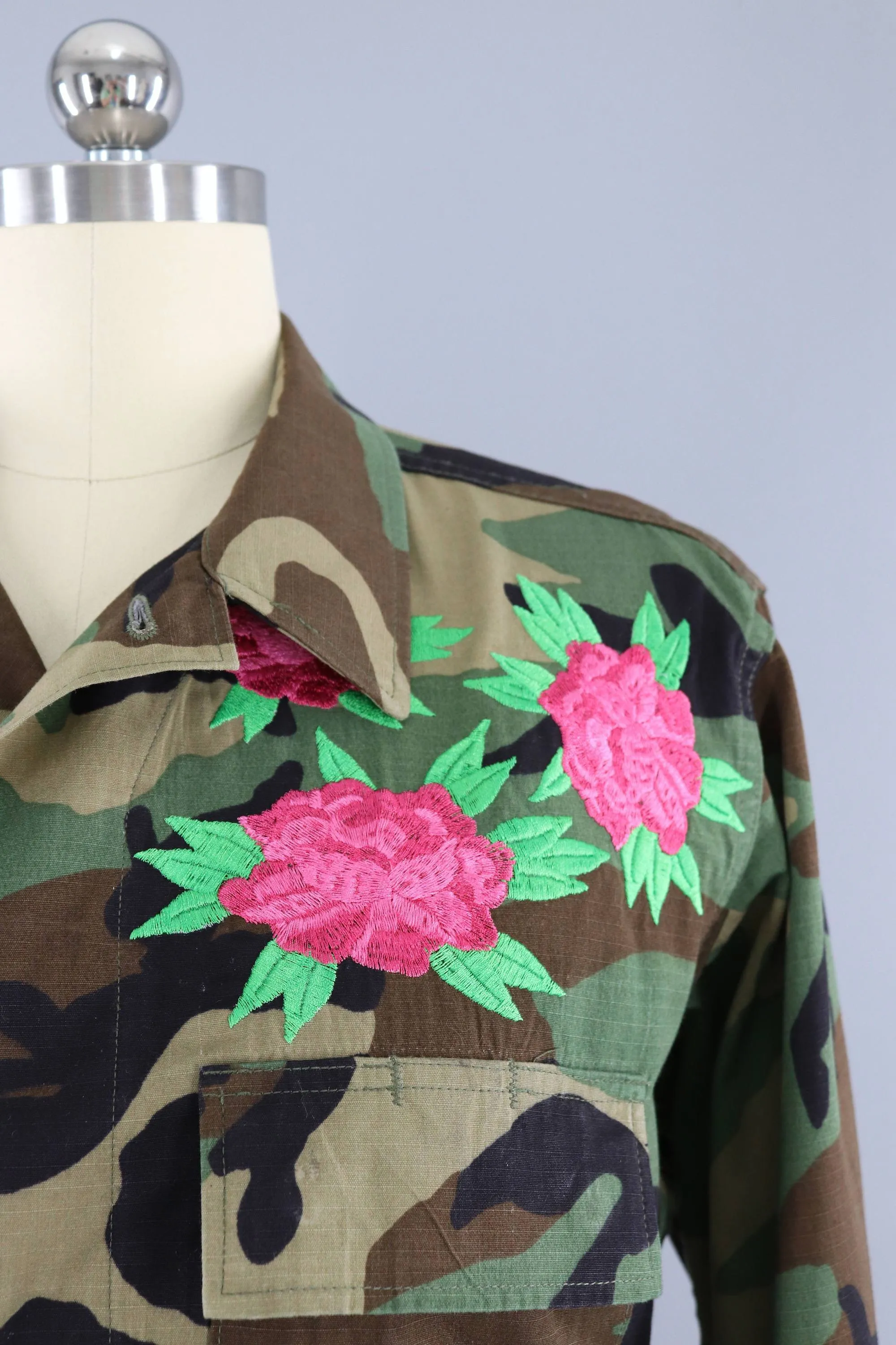 Vintage US Army Embroidered Camo Jacket / Flying Asian Cranes Birds Peony Floral Embroidery